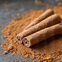 Cynamon w laskach i proszku, ciepłe i aromatyczne, no text, no letters.