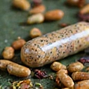 Kapsułka suplementu diety z naturalnymi składnikami, na tle ziół.